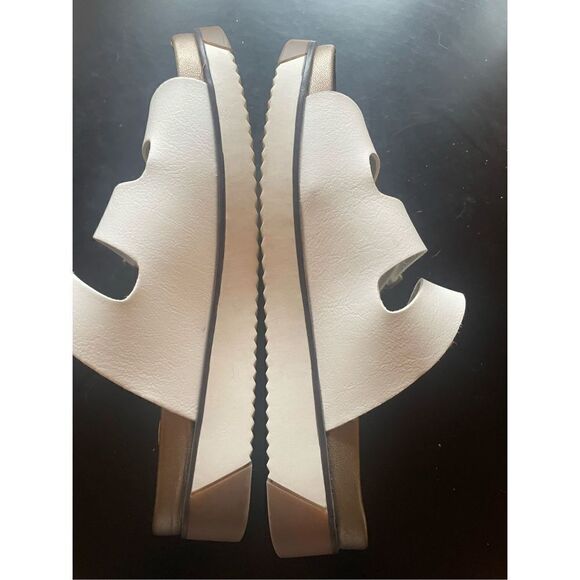 Jane and the Shoe Sandals - Picture 4 of 5